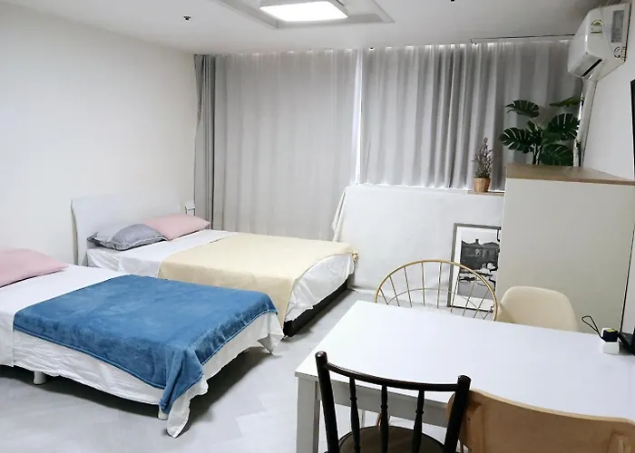 House With A Great View And Elevator Access Right In Front Of Hongik Univ Station