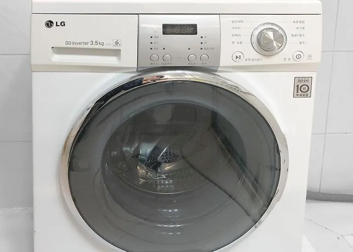 House With A Great View And Elevator Access Right In Front Of Hongik Univ Station *