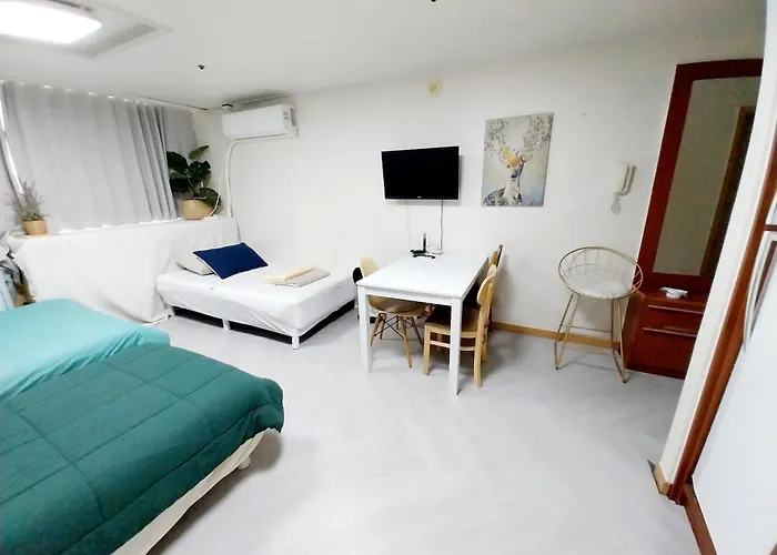 Апартаменты House With A Great View And Elevator Access Right In Front Of Hongik Univ Station *